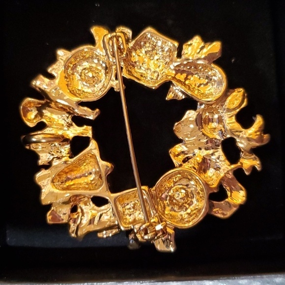 Avon 2010 Collectible Holiday Wreath Pin - Picture 4 of 6